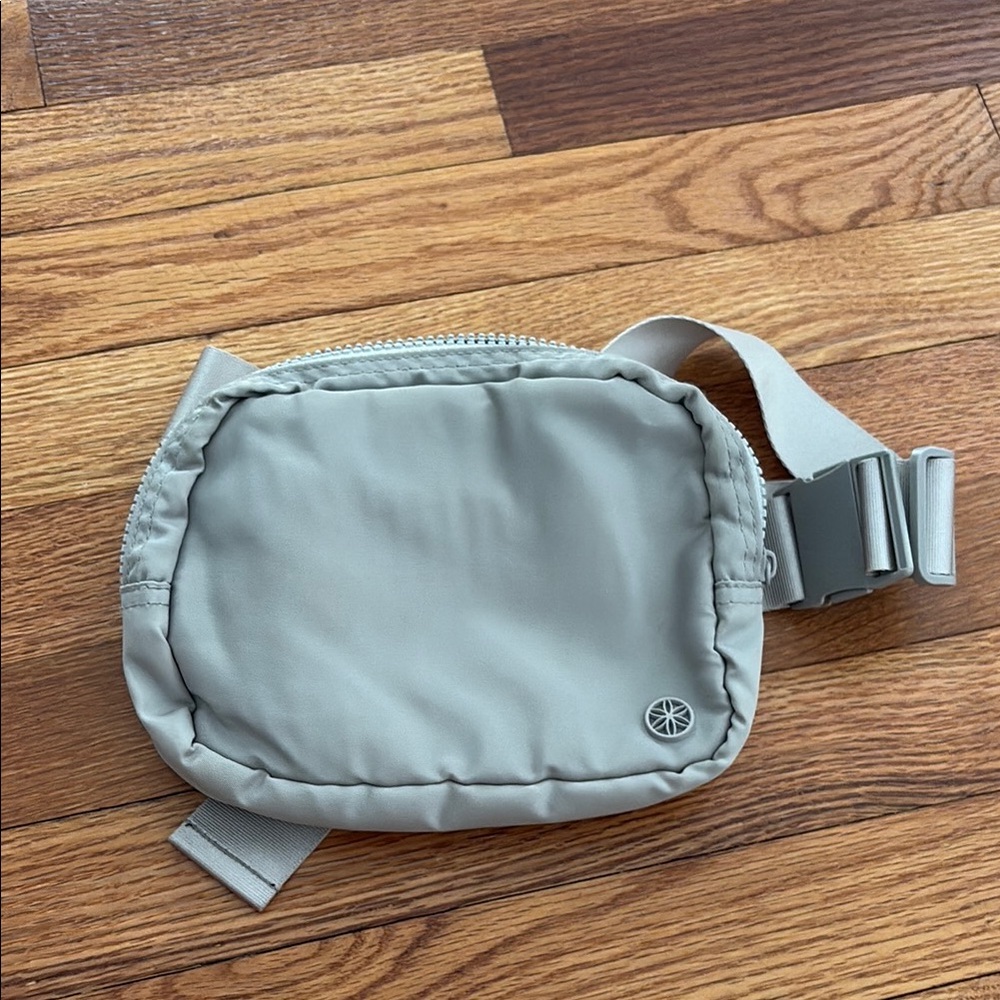 GAIAM Gray Belt Bag with Adjustable Straps and Modern Design